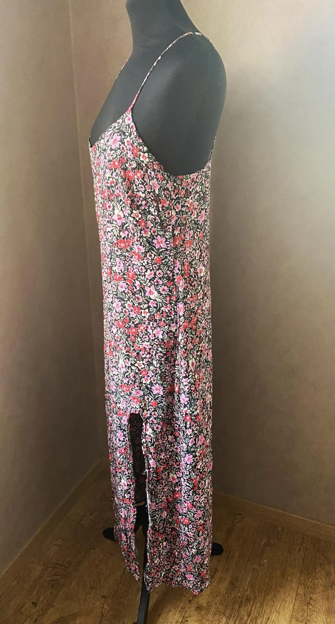 Vestido largo Mango T40 negro con flores rosas y fúcsia – tirantes finos, abertura lateral – photo 7